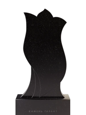 Изысканный памятник с нежными лепестками 